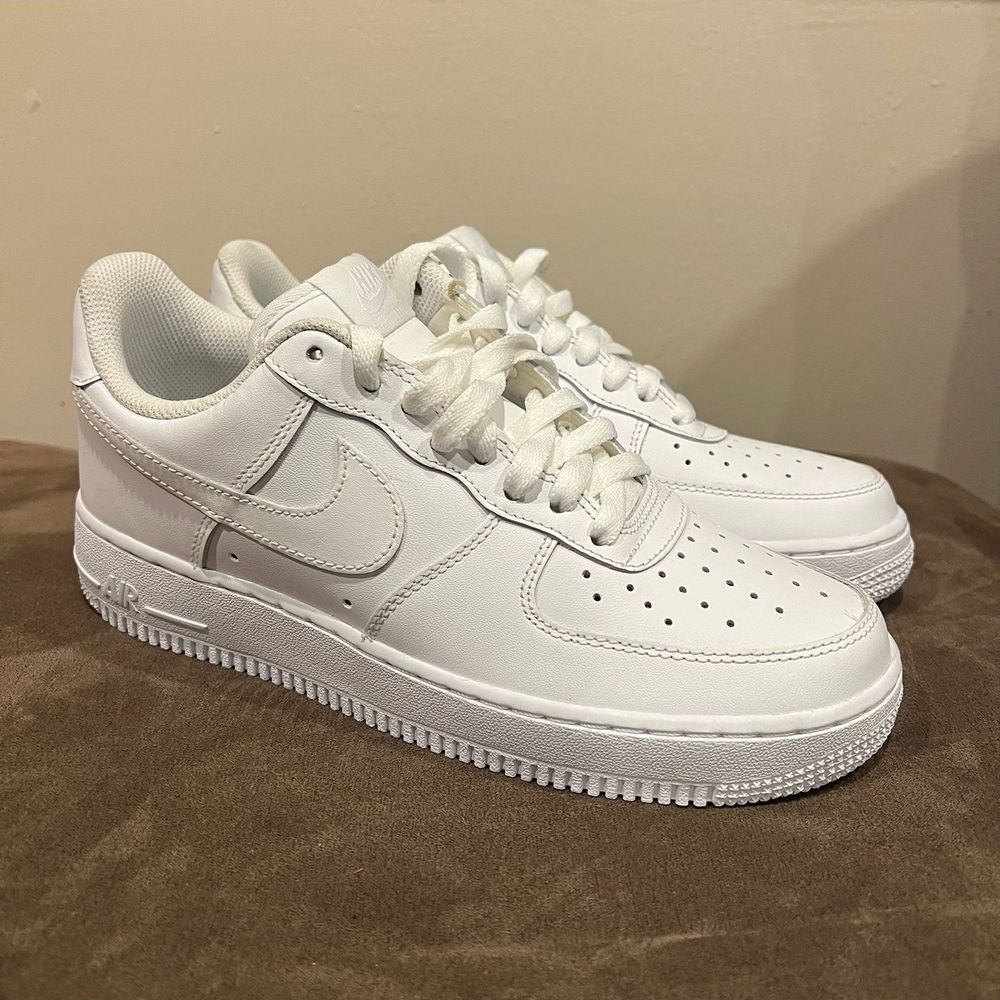 Nike Air Force 1 Mens size 7.5 White Low - Picture 1 of 9